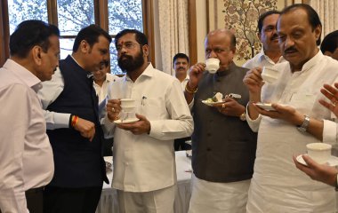 MUMBAI INDIA FEBRUARY 25 Şubat 2024 Dy CM Devendra Fadnavis CM Eknath Shinde, 25 Şubat 2024 tarihinde Mumbai 'deki Sahyadri Konuk Evi' nde yapılacak Bütçe oturumu öncesinde Dy CM Ajit Pawar ile birlikte ışık anını paylaşıyor.