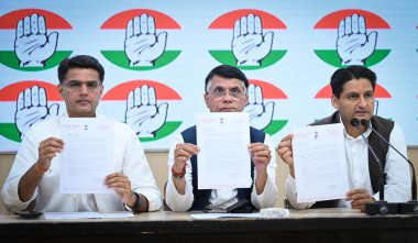 NEW DELHI INDIA FEBRUARY 26 Şubat 2024 Kongre liderleri Sachin Pilot ve Deepender Singh Hooda ve Pawan Khera, 26 Şubat 2024 tarihinde Yeni Delhi 'deki AICC Genel Merkezi' nde Agnipath Scheme sorunuyla ilgili basın toplantısı düzenlediler.