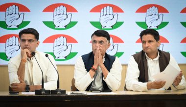 NEW DELHI INDIA FEBRUARY 26 Şubat 2024 Kongre liderleri Sachin Pilot ve Deepender Singh Hooda ve Pawan Khera, 26 Şubat 2024 tarihinde Yeni Delhi 'deki AICC Genel Merkezi' nde Agnipath Scheme sorunuyla ilgili basın toplantısı düzenlediler.