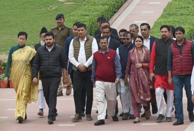 NEW DELHI INDIA 26 Şubat 2024 Delhi Genel Sekreteri Arvind Kejriwal ve Delhis kabine bakanları ve MLA 'lar, Manish Sisodia' nın 26 Şubat 2024 tarihinde Rajghat 'ta tutuklanması münasebetiyle Gandhi samadhi' de namazdan sonra ayrıldılar.