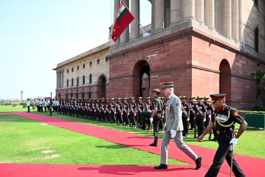 NEW DELHI INDIA FEBRUARY 27 Şubat 2024 Fransız Ordusu Generali Pierre Schill, Salman Ali Hindustan Times tarafından Yeni Delhi Hindistan 'da 27 Şubat 2024 tarihinde Güney Bloğu Merkez Sekreterliği' nde düzenlenen tören sırasında onur kıtasını denetlemektedir.