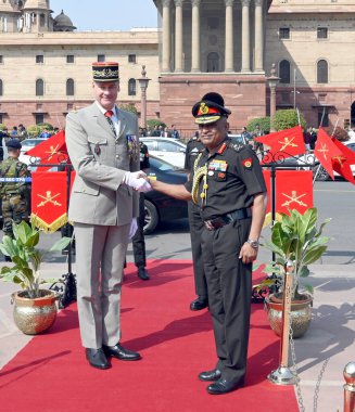 NEW DELHI INDIA 27 FEBRUARY Fransız Ordusu Generali Pierre Schill L, 27 Şubat 2024 'te Sanjeev' in Yeni Delhi Hindistan Fotoğrafı 'nda bir onur kıtasını denetlemek üzere geldiği sırada Hintli muadili Manoj Pande R ile tokalaşıyor.