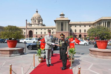 NEW DELHI INDIA 27 FEBRUARY Fransız Ordusu Generali Pierre Schill L, 27 Şubat 2024 'te Sanjeev' in Yeni Delhi Hindistan Fotoğrafı 'nda bir onur kıtasını denetlemek üzere geldiği sırada Hintli muadili Manoj Pande R ile tokalaşıyor.