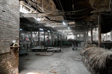 27 Şubat 2024 'te Kalküta Jute Mill' de meydana gelen yangında KOLKATA INDIA FEBRUARY 27. 2024 İşçiler fabrika bölümünde çalışırken, Hindistan 'da Kalküta Jute Mill' de yangın çıktı.