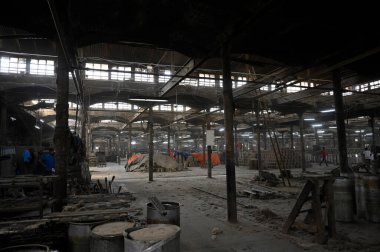 27 Şubat 2024 'te Kalküta Jute Mill' de meydana gelen yangında KOLKATA INDIA FEBRUARY 27. 2024 İşçiler fabrika bölümünde çalışırken, Hindistan 'da Kalküta Jute Mill' de yangın çıktı.