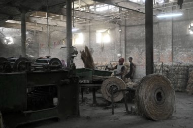 27 Şubat 2024 'te Kalküta Jute Mill' de meydana gelen yangında KOLKATA INDIA FEBRUARY 27. 2024 İşçiler fabrika bölümünde çalışırken, Hindistan 'da Kalküta Jute Mill' de yangın çıktı.