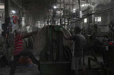 27 Şubat 2024 'te Kalküta Jute Mill' de meydana gelen yangında KOLKATA INDIA FEBRUARY 27. 2024 İşçiler fabrika bölümünde çalışırken, Hindistan 'da Kalküta Jute Mill' de yangın çıktı.