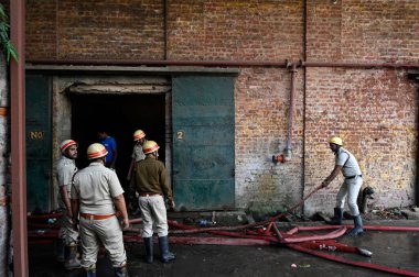KOLKATA INDIA FEBRUARY 27 2024 İtfaiyeciler 27 Şubat 2024 'te Kalküta Jute Mill' de meydana gelen yangını söndürmeye çalıştı. Kolkata Hindistan 'da 10 itfaiye aracı olay yerine koştu ve Samir Jana Hindustan Times' ın bildirdiğine göre: