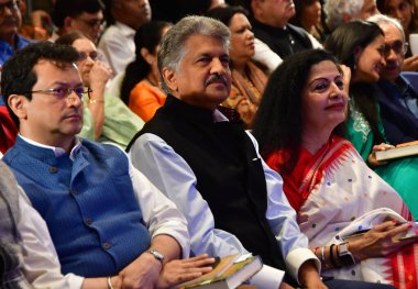 MUMBAI INDIA FEBRUARY 27 Şubat 2024 BM eski genel sekreter yardımcısı ve Büyükelçi Lakshmi Murdeshwar Puri Mahindra Grubu Başkanı Anand Mahindra Hint şair ve eleştirmen Ranjit Hoskote ile birlikte F 'de Güneş' i yutan kitap tanıtımı sırasında