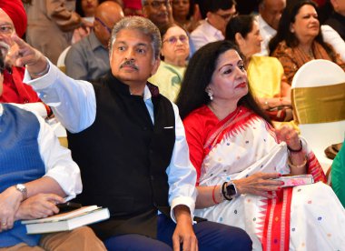 MUMBAI INDIA FEBRUARY 27 Şubat 2024 BM eski genel sekreter yardımcısı ve Büyükelçi Lakshmi Murdeshwar Puri Mahindra Grubu Başkanı Anand Mahindra Hint şair ve eleştirmen Ranjit Hoskote ile birlikte F 'de Güneş' i yutan kitap tanıtımı sırasında