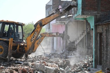 NEW DELHI INDIA FEBRUARY 28 Şubat 2024 Delhi Polisi ile birlikte Sanchit Khanna 'nın Sangam Vihar' daki orman arazisinde 28 Şubat 2024 'te Sanchit Khanna Hi