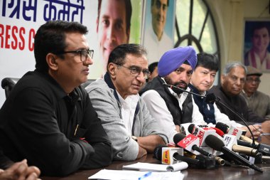 NEW DELHI INDIA FEBRUARY 28 Şubat 2024 Delhi Devlet Başkanı Arvinder Singh Lovely ve Kongre Genel Sekreteri Deepak Babaria Manifesto Komitesi Başkanı eski Devlet Başkanı Ch Anil Kumar eski Delhi Hükümeti Bakanı Harun Yusuf