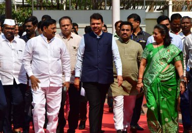MUMBAI INDIA FEBRUARY 28 FEBRUARY 2024 Maharashtra DCM Devendra Fadnavis ve diğer liderler 28 Şubat 2024 tarihinde Mumbai Hindistan 'da Vidhan Bhavan Nariman Point' e Maharashtra Meclis Bütçe Toplantısı sırasında geldiler. 