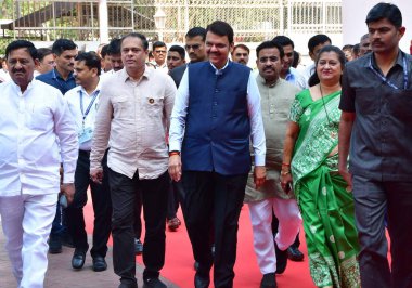 MUMBAI INDIA FEBRUARY 28 FEBRUARY 2024 Maharashtra DCM Devendra Fadnavis ve diğer liderler 28 Şubat 2024 tarihinde Mumbai Hindistan 'da Vidhan Bhavan Nariman Point' e Maharashtra Meclis Bütçe Toplantısı sırasında geldiler. 