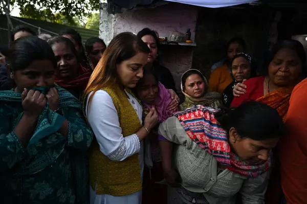 NEW DELHI INDIA 25 Şubat 2024 Delhi Belediye Başkanı Shelly Oberoi 18 aylık bir çocuk dün akşam Tughlak Lane Dhobi Ghat 'ta sokak köpeklerinin saldırıp ısırmasından sonra 25 Şubat 2024 tarihinde Yeni Delhi' de aile üyeleri ile birlikte öldü.