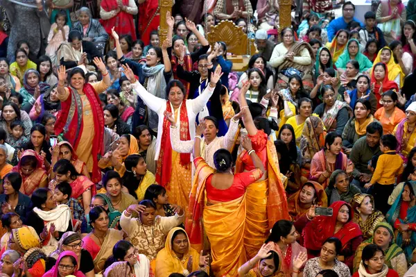 NOIDA INDIA 25 FEBRUARY 2024 Dindarlar 25 Şubat 2024 'te Noida Hindistan' da Sunil Ghosh Hindustan Times tarafından çekilen fotoğrafta, Brahmotsav 'ın onuncu yıldönümünü kutlamak için ISKCON Tapınağı' nda dua ediyorlar. 