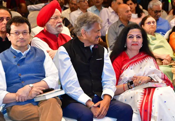 MUMBAI INDIA FEBRUARY 27 Şubat 2024 BM eski genel sekreter yardımcısı ve Büyükelçi Lakshmi Murdeshwar Puri Mahindra Grubu Başkanı Anand Mahindra Hint şair ve eleştirmen Ranjit Hoskote ile birlikte F 'de Güneş' i yutan kitap tanıtımı sırasında
