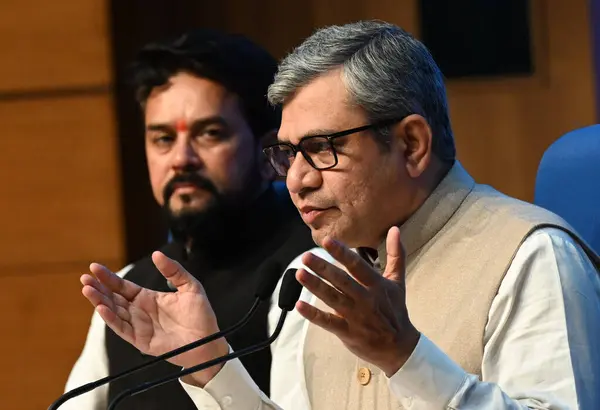 NEW DELHI INDIA 29 FEBRUARY Enformasyon ve Yayın Bakanı Anurag Singh Thakur ve Birlik Elektronik ve Bilgi Teknolojisi Bakanı Ashwini Vaishnaw, Ulusal Medya Merkezi 'nde Kabine Kararları hakkında basın toplantısı düzenledi.