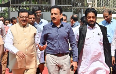 MUMBAI INDIA FEBRUARY 29 Şubat 2024 Shivsena MLA Bhaskar Jadhav, 29 Şubat 2024 tarihinde Mumbai Hindistan 'da Vidhan Bhavan' da Bütçe Toplantısı sırasında Girish Mahajan ve Prakash Gajbhiye ile etkileşime girer.
