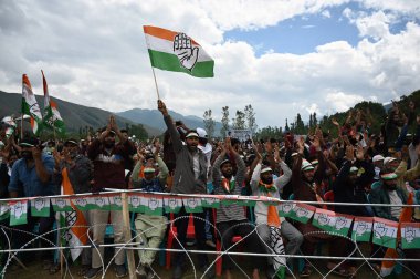 SRINAGAR INDIA SEPTEMBER 4 2024 Supporters of Congress Party is seen during a assembly election rally in Dooru Anantnag some 85 kms from Srinagar India Photo by Waseem Andrabi Hindustan Times  clipart