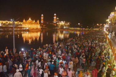 AMRITSAR INDIA 4 EPTEMBER 42024 Sri Guru Granth Sahib 'in Altın Tapınak Fotoğrafı' nda ilk kuruluş yıldönümü dolayısıyla hürmetlerini sunan Sameer Sehgal Hindustan Times 