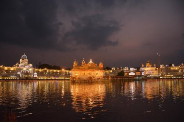 AMRITSAR INDIA 4 Eylül 2024 Sameer Sehgal Hindustan Times 'ın Altın Tapınak Fotoğrafı' nda Sri Guru Granth Sahib 'in ilk kuruluş yıldönümü vesilesiyle aydınlatılmış Altın Tapınak manzarası 