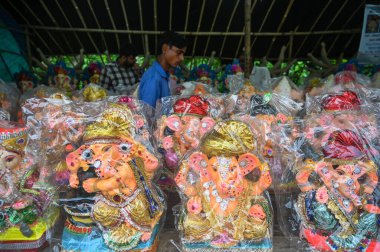 NOIDA İNDİYA 4 Eylül 2024 Yağmur mevsimi nedeniyle Ganesh putları Noida Hindistan 'da polithenle kaplandı. Fotoğraf Sunil Ghosh Hindustan Times tarafından çekilmiştir. 