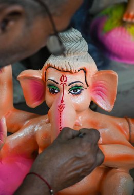 NoIDA İNDİYA 4 Eylül 2024 Bir sanatçı Ganesha putlarına Noida Hindistan 'daki Ganesh Chaturthi festivali öncesinde son rötuşlarını yapıyor. Fotoğraf: Sunil Ghosh Hindustan Times 