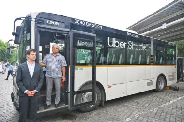 NEW DELHI INDIA SEPTEMBER 4 2024 Delhi Transport Minister Kailash Gahlot with General Manager Uber Shuttle EMEA and India bij Uber Nikolaas Van de Loock during inspection of Uber Premium Shuttle at Rajghat Depot Photo by Vipin Kumar Hindustan Times  clipart