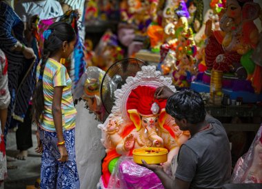 NEW DELHI INDIA 4 Eylül 2024 Bir sanatçı Patparganj bölgesindeki Ganesh Chaturthi 'nin önünde Ganesh putu üzerinde çalışıyor Fotoğraf: Raj K Raj Hindustan Times 