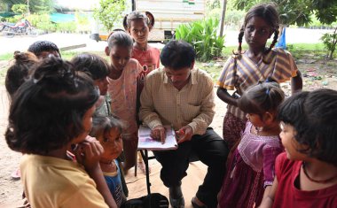 NEW DELHI INDIA SEPTEMBER 3 2024 Teacher Rajesh Sharma Laxmi Chandra Shyam Mahto teaching under privileged children for free at under the metro pillar Yamuna Bank Metro Station Photo by Sonu Mehta Hindustan Times  clipart