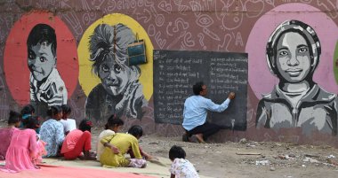 NEW DELHI INDIA SEPTEMBER 3 2024 Rajesh Sharma Laxmi Chandra Shyam Mahto özel çocuklar altında ücretsiz ders veriyor Yamuna Bankası Metro İstasyonu Fotoğraf: Sonu Mehta Hindustan Times 