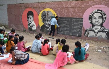 NEW DELHI INDIA SEPTEMBER 3 2024 Rajesh Sharma Laxmi Chandra Shyam Mahto özel çocuklar altında ücretsiz ders veriyor Yamuna Bankası Metro İstasyonu Fotoğraf: Sonu Mehta Hindustan Times 