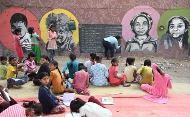 NEW DELHI INDIA SEPTEMBER 3 2024 Rajesh Sharma Laxmi Chandra Shyam Mahto özel çocuklar altında ücretsiz ders veriyor Yamuna Bankası Metro İstasyonu Fotoğraf: Sonu Mehta Hindustan Times 