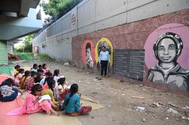 NEW DELHI INDIA SEPTEMBER 3 2024 Rajesh Sharma Laxmi Chandra Shyam Mahto özel çocuklar altında ücretsiz ders veriyor Yamuna Bankası Metro İstasyonu Fotoğraf: Sonu Mehta Hindustan Times 