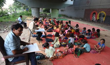 NEW DELHI INDIA SEPTEMBER 3 2024 Teacher Rajesh Sharma Laxmi Chandra Shyam Mahto teaching under privileged children for free at under the metro pillar Yamuna Bank Metro Station Photo by Sonu Mehta Hindustan Times  clipart