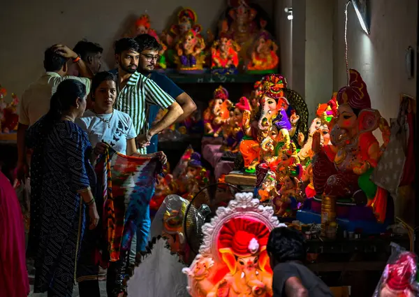 NEW DELHI INDIA 4 Eylül 2024 İnsanlar Patparganj bölgesinden önce Ganesha Chaturthi 'nin putlarını satın alıyor. Fotoğraf: Raj K Raj Hindustan Times 