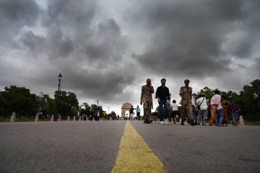 NEW DELHI, INDIA - 4 Eylül 2024 tarihinde Yeni Delhi, Hindistan 'da, Kartavya Yolu' ndaki yoğun çiseleme sırasında ziyaretçiler. Şiddetli yağış şehrin çeşitli bölgelerini kasıp kavururken Delhi sakinleri ani bir hava değişimine tanık oldular. 