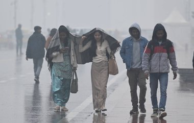 NEW DELHI INDIA HAZİRAN 31 2024 Ziyaretçiler kendilerini 31 Ocak 2024 tarihinde Sanjeev Verma Hindustan Times tarafından Yeni Delhi 'de aniden yağan yağmurdan koruyorlar. 