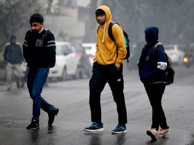 NOIDA INDIA HAZİRAN 31 Ocak 2024 Kışın Noida Hindistan 'da hafif yağmur sırasında Kuzey Hindistan' da şiddetli soğuğun arttığı soğuk bir günde Delhi NCR 'de hafif yağmur vardı bugün DelhiNCR' de hafif yağmur olacak