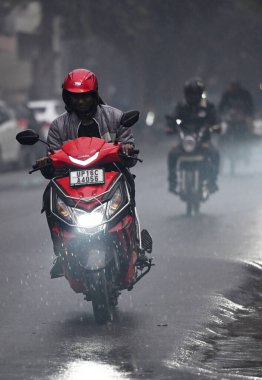 NOIDA INDIA HAZİRAN 31 Ocak 2024 Kışın Noida Hindistan 'da hafif yağmur sırasında Kuzey Hindistan' da şiddetli soğuğun arttığı soğuk bir günde Delhi NCR 'de hafif yağmur vardı bugün DelhiNCR' de hafif yağmur olacak