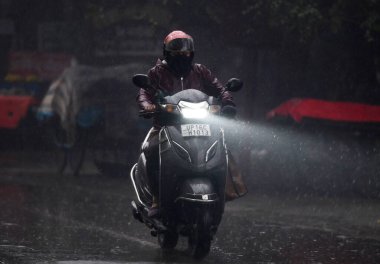 NOIDA INDIA HAZİRAN 31 Ocak 2024 Kışın Noida Hindistan 'da hafif yağmur sırasında Kuzey Hindistan' da şiddetli soğuğun arttığı soğuk bir günde Delhi NCR 'de hafif yağmur vardı bugün DelhiNCR' de hafif yağmur olacak