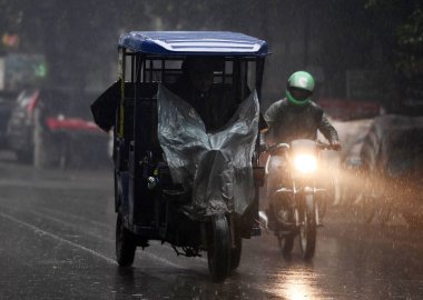 NOIDA INDIA HAZİRAN 31 Ocak 2024 Kışın Noida Hindistan 'da hafif yağmur sırasında Kuzey Hindistan' da şiddetli soğuğun arttığı soğuk bir günde Delhi NCR 'de hafif yağmur vardı bugün DelhiNCR' de hafif yağmur olacak