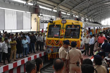 NAVI MUMBAI INDIA JANUARY 12 2024 Commuters during flaging off of trains starting from Uran to Nerul by PM Narendra Modi flags at Uran Photo by Bachchan Kumar HT PHOTO  clipart