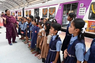 NAVI MUMBAI INDIA JANUARY 12 2024 Zilla Parishad School children and teachers were brought to see train ahead of PM visit at Photo by Bachchan Kumar HT PHOTO  clipart