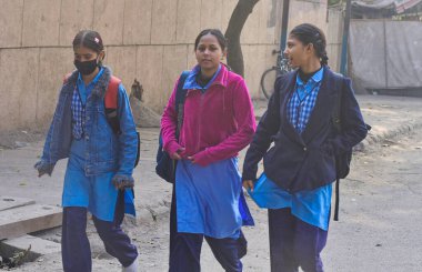 NEW DELHI INDIA HAZİRAN 15 HAZİRAN Bugün Delhi 'ye giden öğrenciler, Patparganj bölgesindeki tüm okullar için yeniden açılıyor. Fotoğraf: Sakib Ali Hindustan Times 