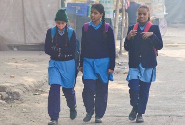 NEW DELHI INDIA HAZİRAN 15 HAZİRAN Bugün Delhi 'ye giden öğrenciler, Patparganj bölgesindeki tüm okullar için yeniden açılıyor. Fotoğraf: Sakib Ali Hindustan Times 