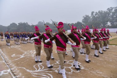 GHAZIABAD INDIA JANUARY 24 Ocak 2024 Uttar Pradesh Polis Personeli 24 Ocak 2024 'te Harsaon Polis Hattı' nda düzenlenen Cumhuriyet Günü Yürüyüşü Provaları sırasında fotoğraf: Sakib Ali Hindustan Times 