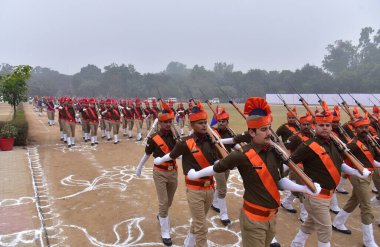 GHAZIABAD INDIA JANUARY 24 Ocak 2024 Uttar Pradesh Polis Personeli 24 Ocak 2024 'te Harsaon Polis Hattı' nda düzenlenen Cumhuriyet Günü Yürüyüşü Provaları sırasında fotoğraf: Sakib Ali Hindustan Times 