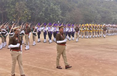 GHAZIABAD INDIA JANUARY 24 Ocak 2024 Uttar Pradesh Polis Personeli 24 Ocak 2024 'te Harsaon Polis Hattı' nda düzenlenen Cumhuriyet Günü Yürüyüşü Provaları sırasında fotoğraf: Sakib Ali Hindustan Times 